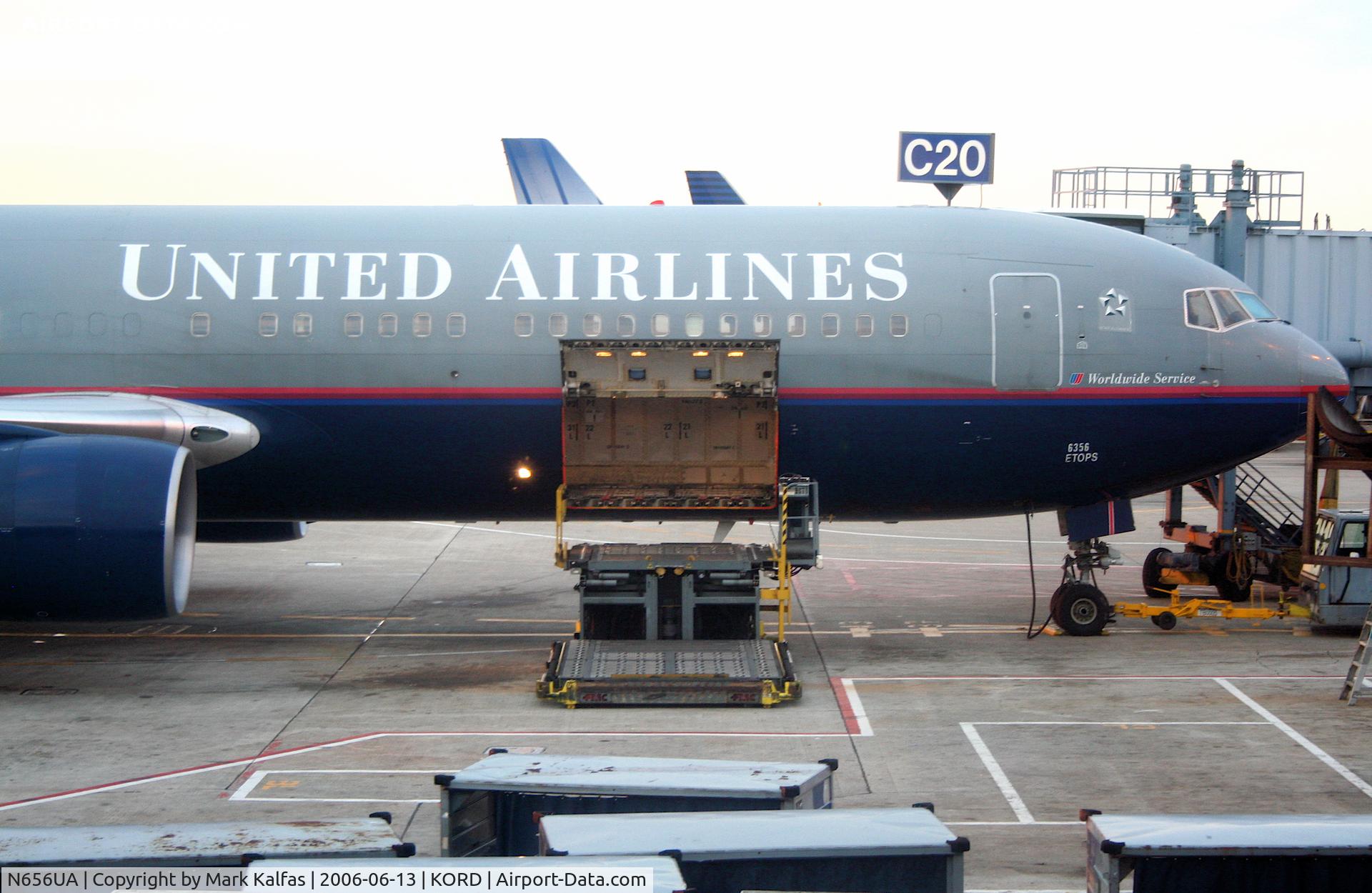 N656UA, 1992 Boeing 767-322 C/N 25394, United Airlines Boeing 767-322, N656UA at gate C20 KORD.