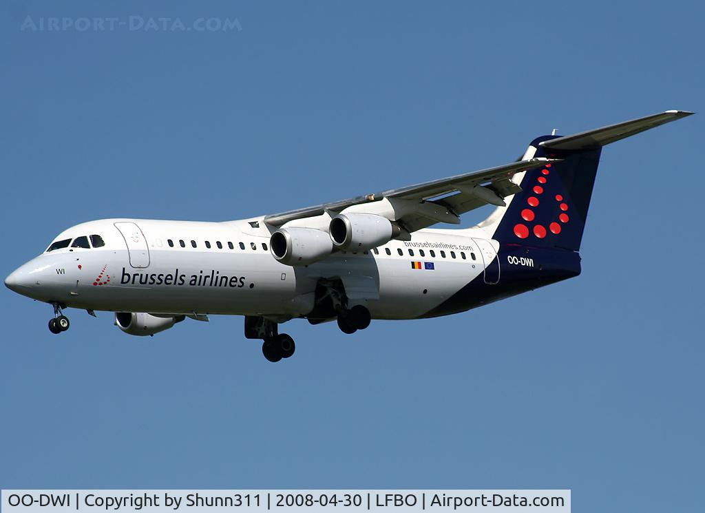 OO-DWI, 1999 British Aerospace Avro 146-RJ100 C/N E3342, Landing rwy 32L in standard c/s...