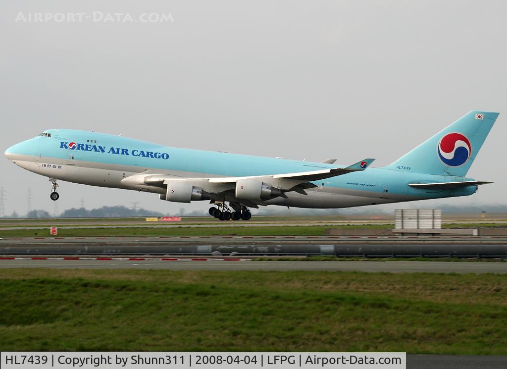 HL7439, 2003 Boeing 747-4B5F/SCD C/N 33516, On take off from the North...