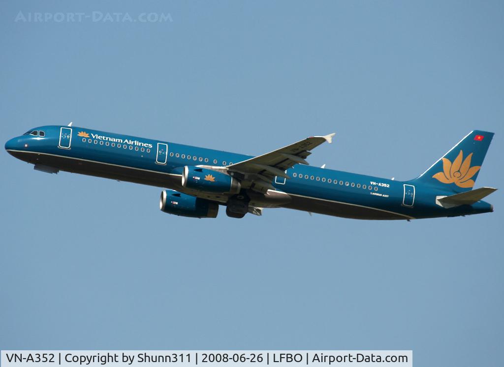 VN-A352, 2007 Airbus A321-231 C/N 3013, On take off from rwy 32R