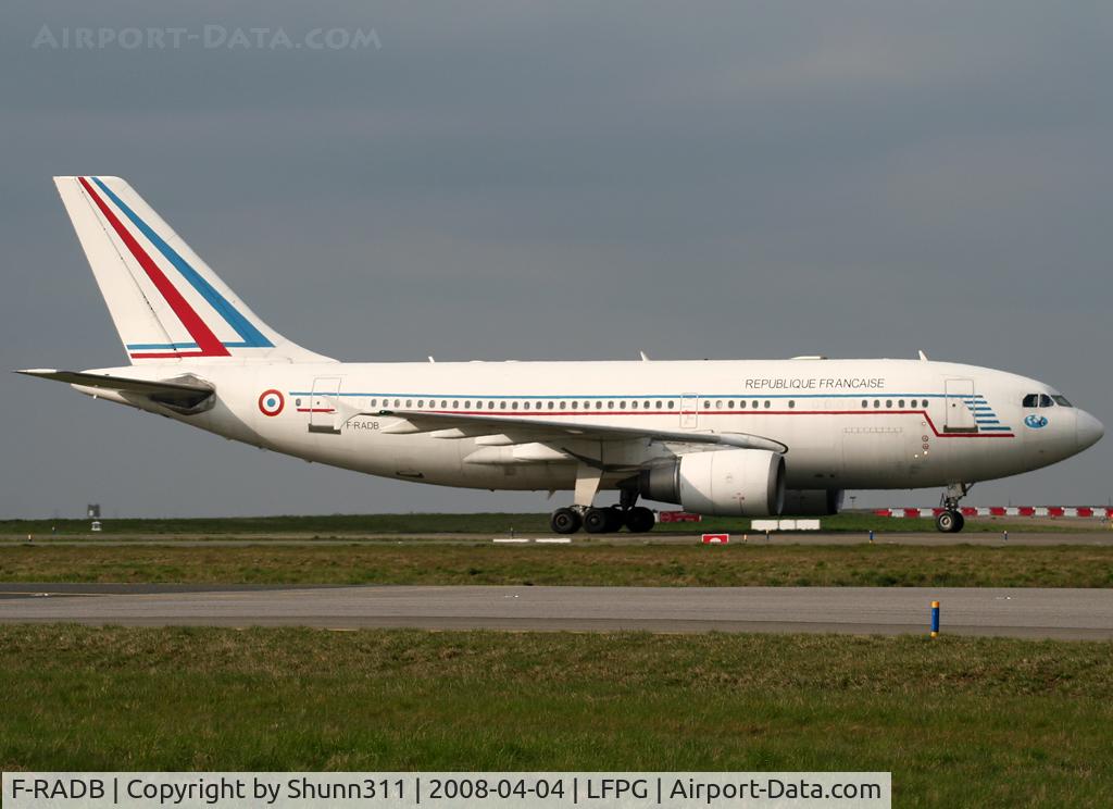 F-RADB, 1987 Airbus A310-304 C/N 422, Taxiing to his gate...