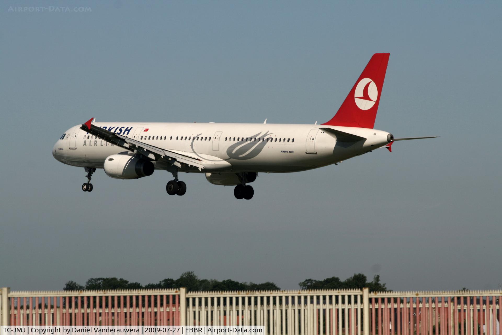 TC-JMJ, 2008 Airbus A321-232 C/N 3688, several seconds before landing on rwy 25L