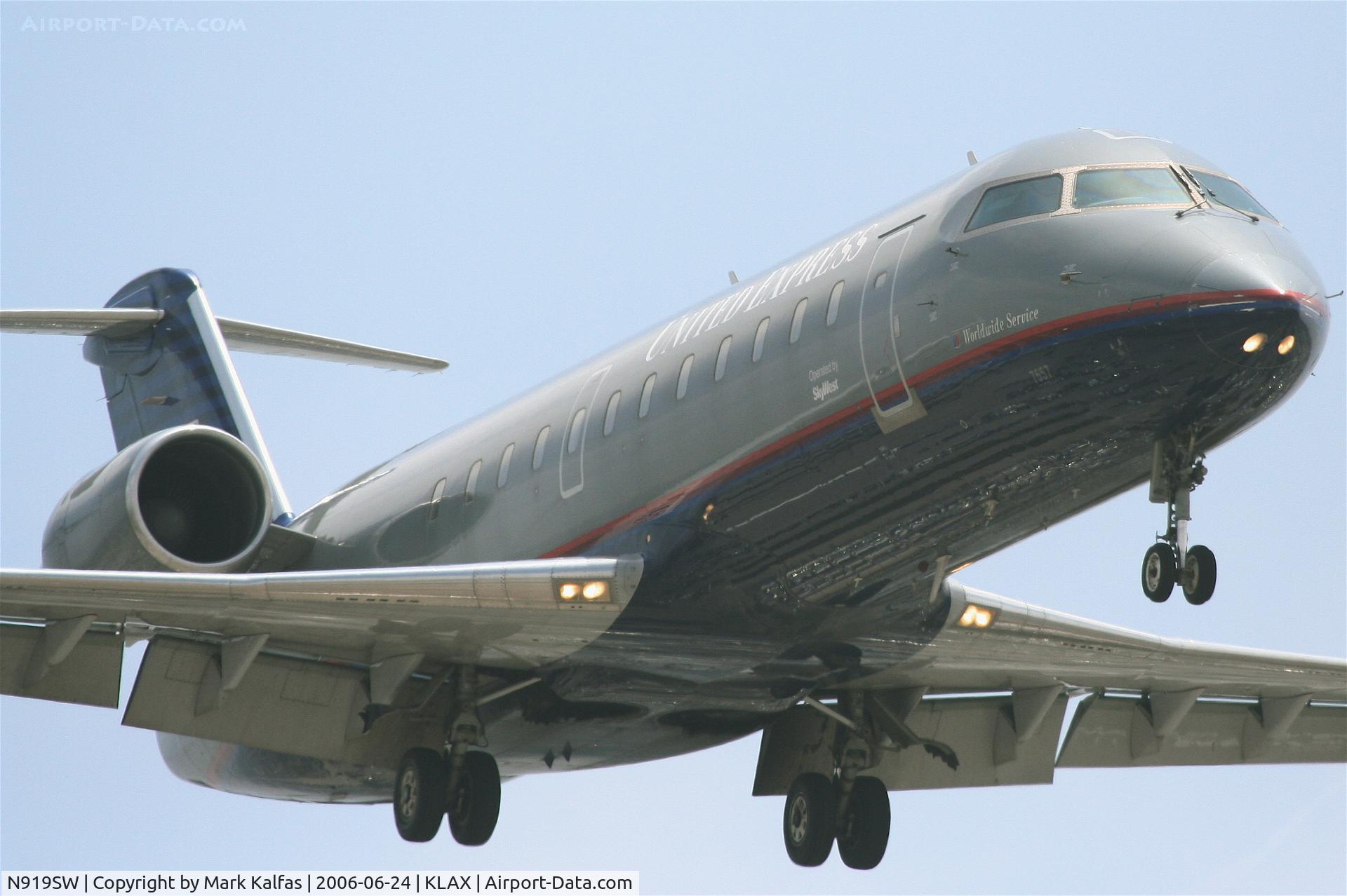 N919SW, 2002 Bombardier CRJ-200LR (CL-600-2B19) C/N 7657, Skywest Bombardier CL-600-2B19, N919SW short final RWY 24R KLAX.