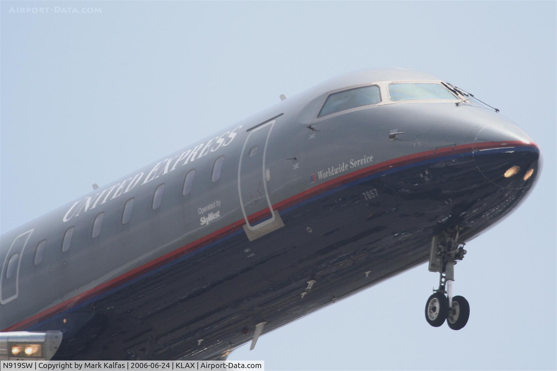 N919SW, 2002 Bombardier CRJ-200LR (CL-600-2B19) C/N 7657, Skywest Bombardier CL-600-2B19, N919SW short final RWY 24R KLAX.
