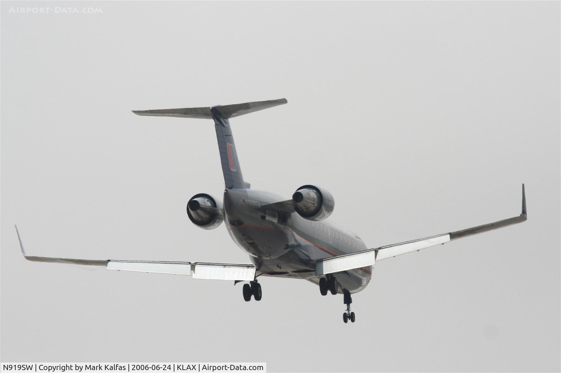 N919SW, 2002 Bombardier CRJ-200LR (CL-600-2B19) C/N 7657, Skywest Bombardier CL-600-2B19, N919SW short final RWY 24R KLAX.