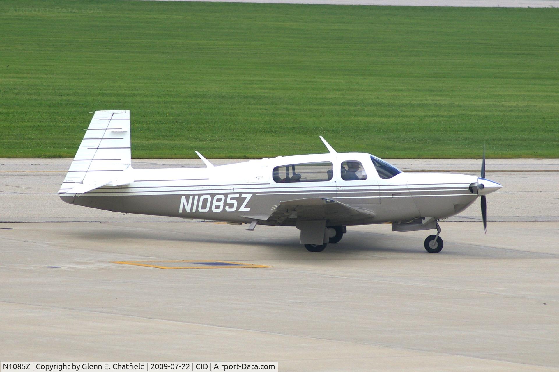 N1085Z, 1990 Mooney M20M Bravo C/N 27-0040, Taxiing past the tower to Landmark FBO.