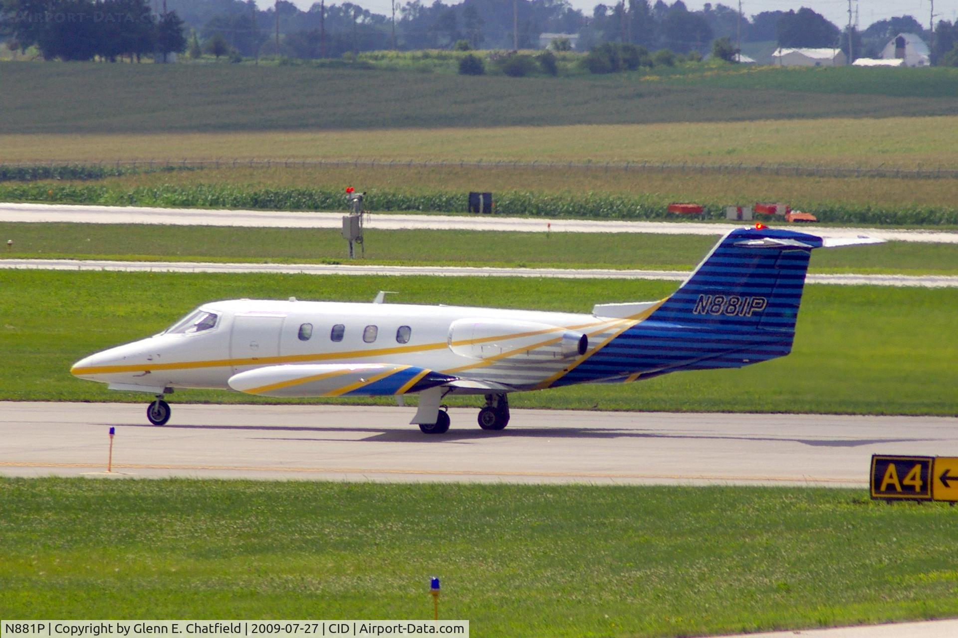 N881P, 1980 Gates Learjet 25D C/N 302, Taxiing to Runway 27 for departure