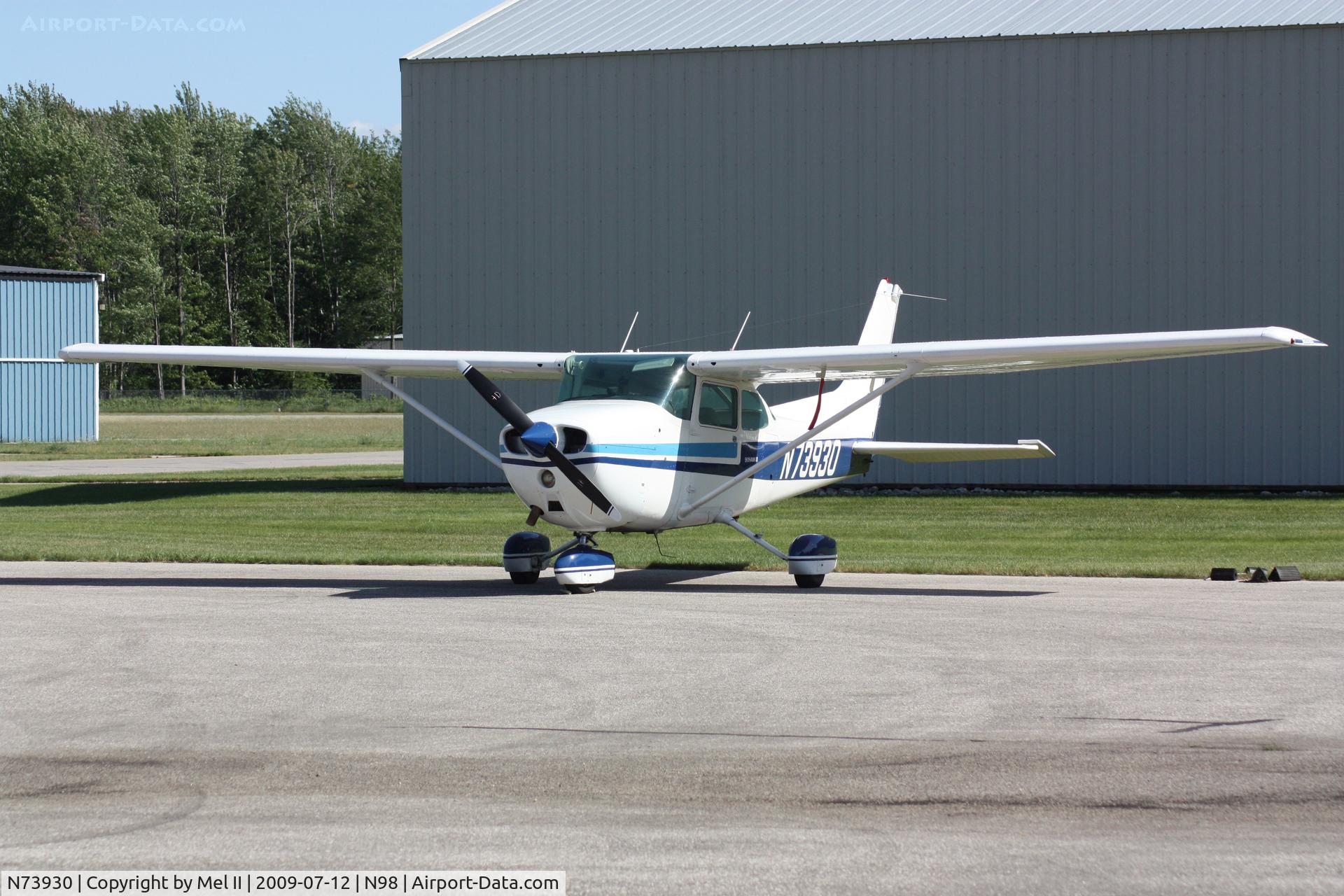 N73930, 1976 Cessna 172N C/N 17267754, Parked