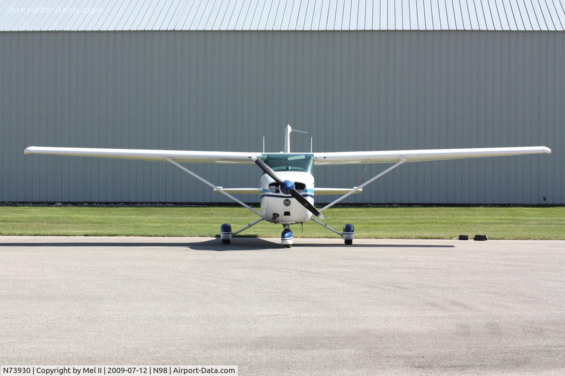 N73930, 1976 Cessna 172N C/N 17267754, Parked