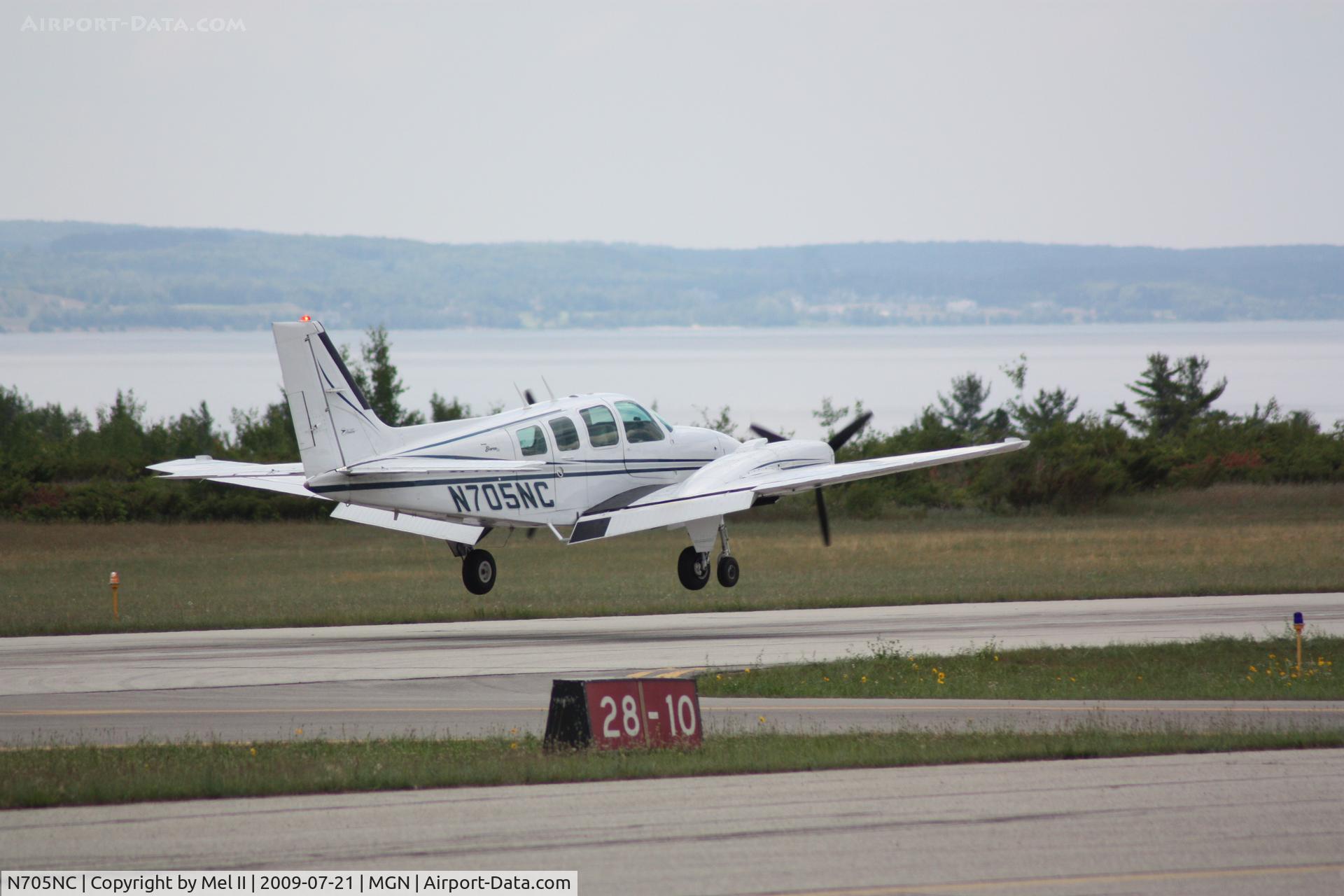 N705NC, 1975 Beech 58 Baron C/N TH-595, Landing RWY 28