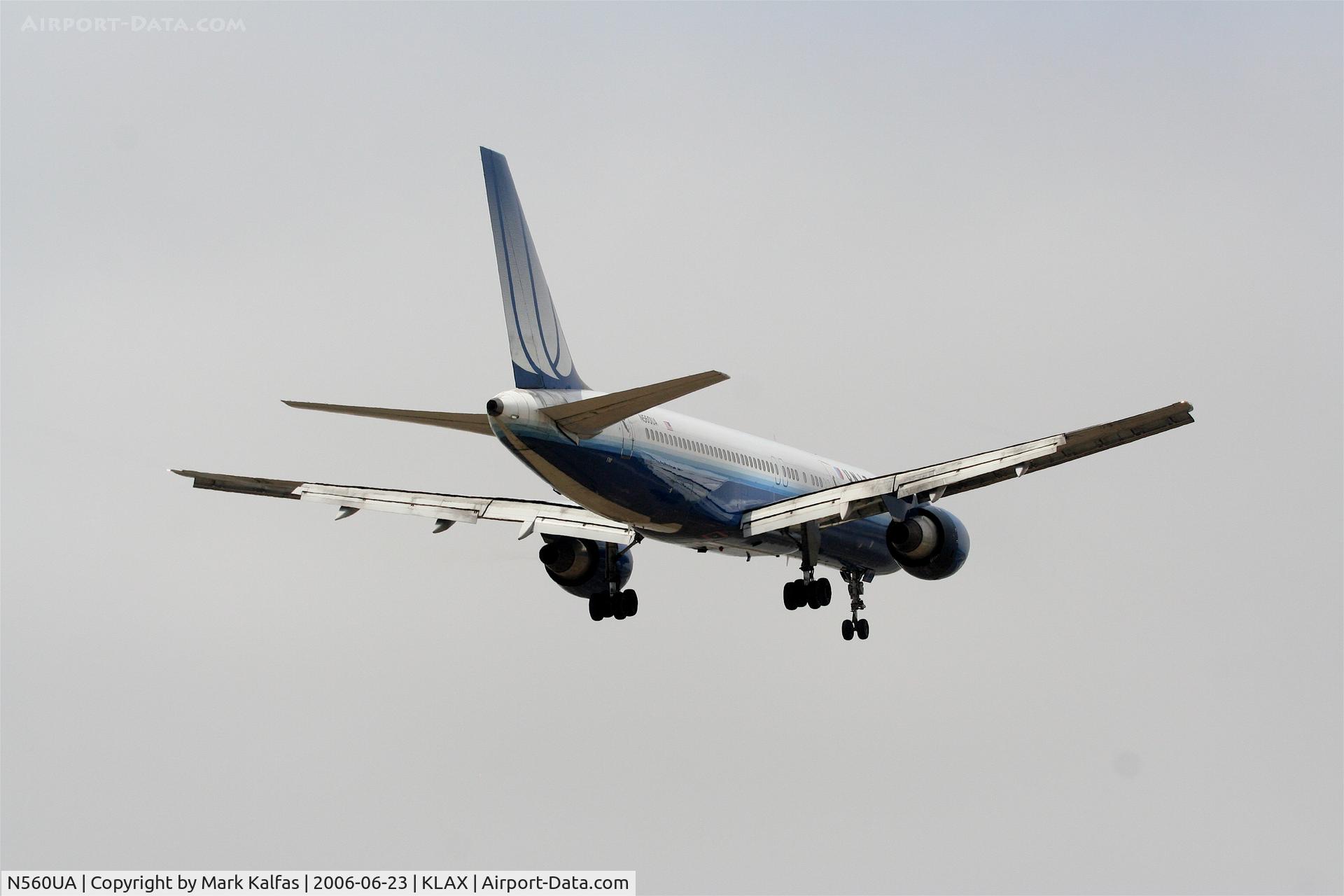 N560UA, 1992 Boeing 757-222 C/N 26660, United Airlines Boeing 757-222, N560UA RWY 24R approach KLAX.