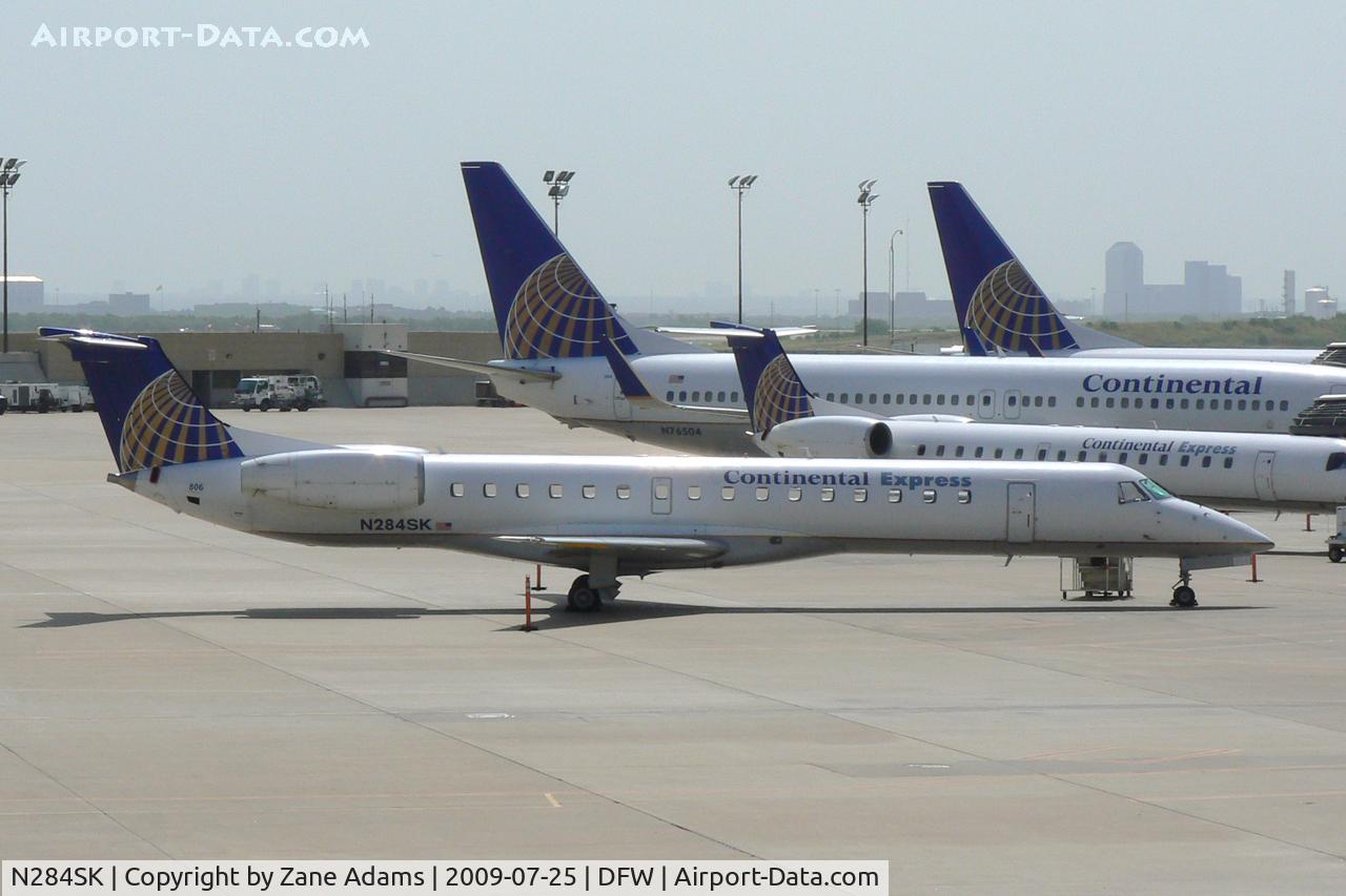N284SK, 2001 Embraer EMB-145LR C/N 145427, Continental Express at the gate -DFW