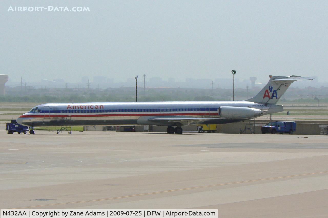 N432AA, 1987 McDonnell Douglas MD-82 (DC-9-82) C/N 49350, American Airlines at the gate - DFW