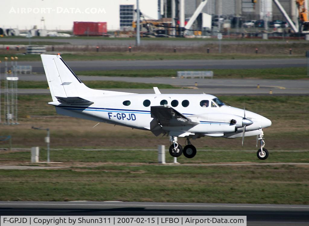 F-GPJD, 1979 Beech E90 King Air C/N LW-328, Landing rwy 14R