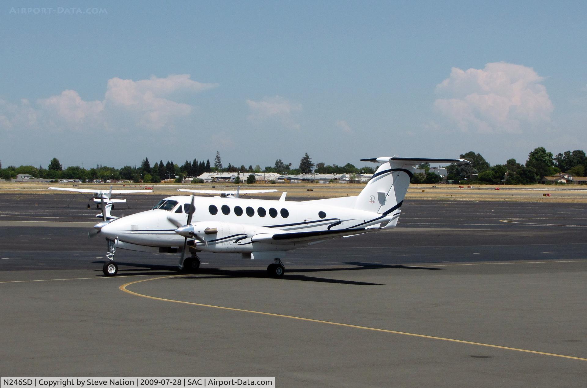 N246SD, 2005 Raytheon Aircraft Company B300 C/N FL-441, Raytheon Aircraft Company B300 taxiing to ramp in 100 degree heat