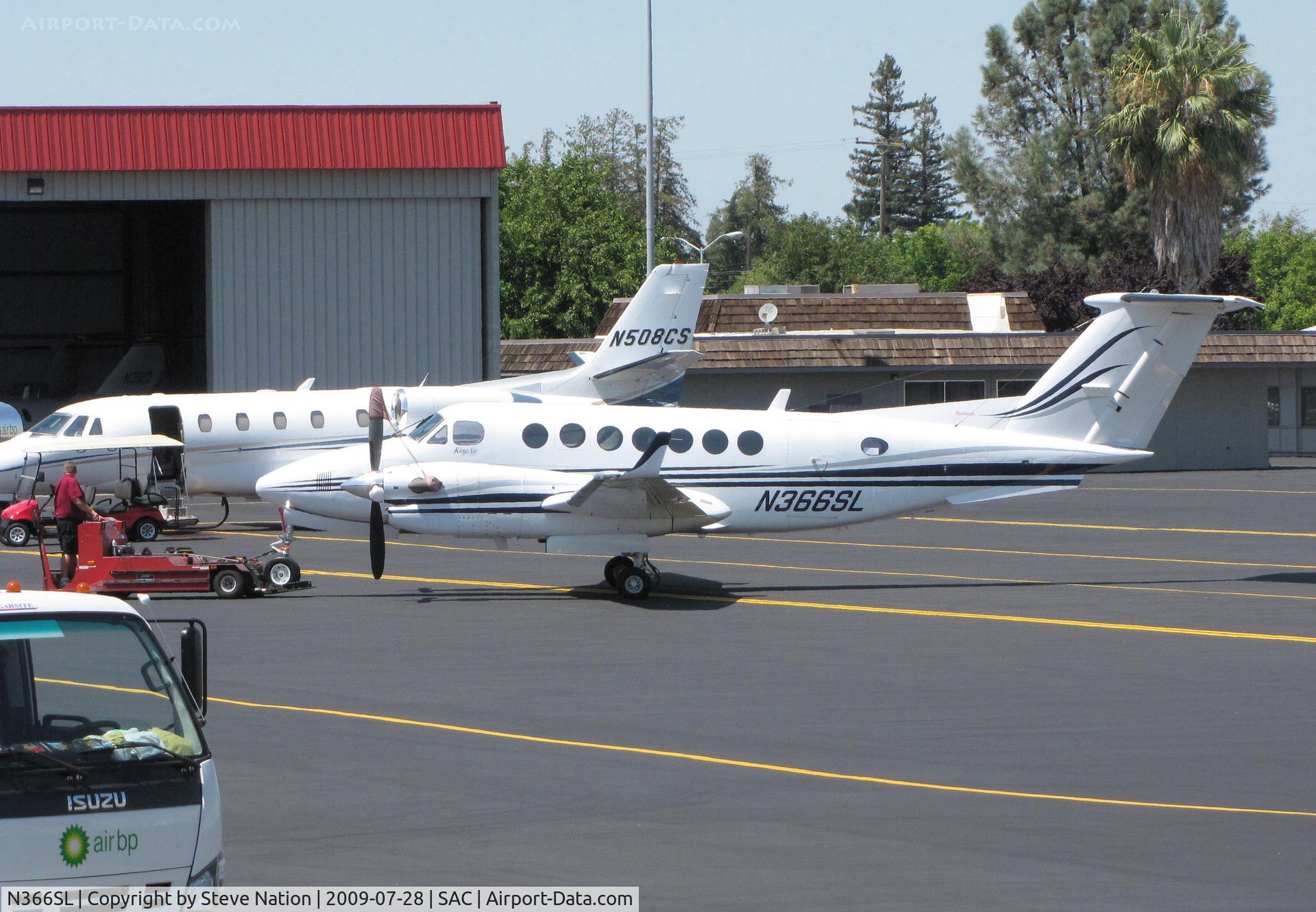 N366SL, Raytheon Aircraft Company B300 C/N FL-366, 2006 Raytheon Aircraft Company B300 getting a tow to hangar