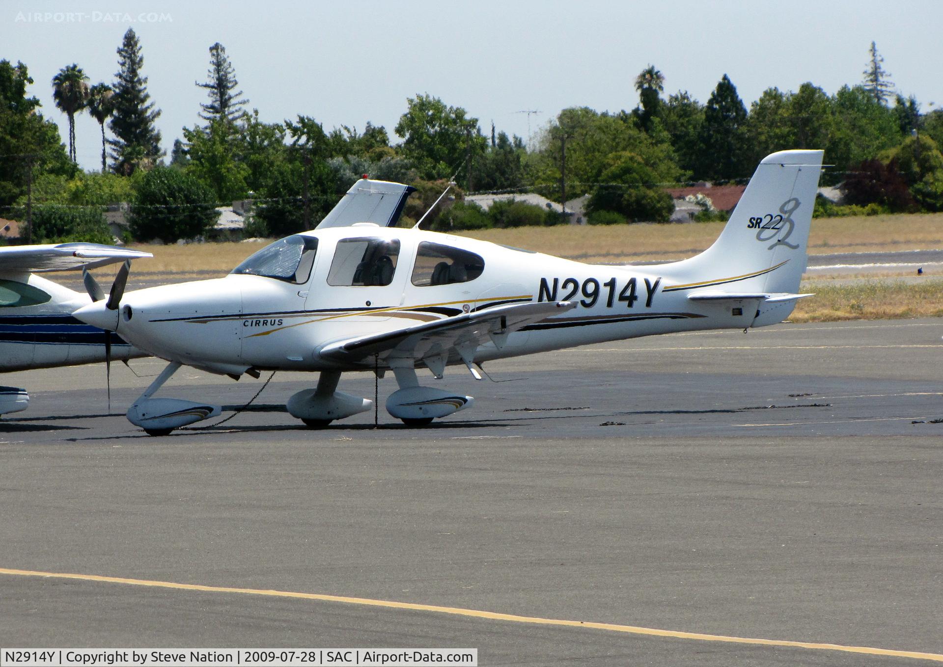 N2914Y, 2004 Cirrus SR22 G2 C/N 0859, 2004 Cirrus Design Corp SR22 on transient ramp