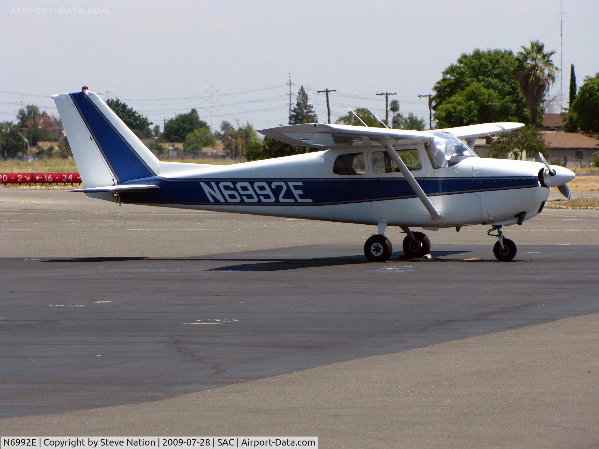 N6992E, 1960 Cessna 175A Skylark C/N 56492, 1960 Cessna 175A on transient ramp