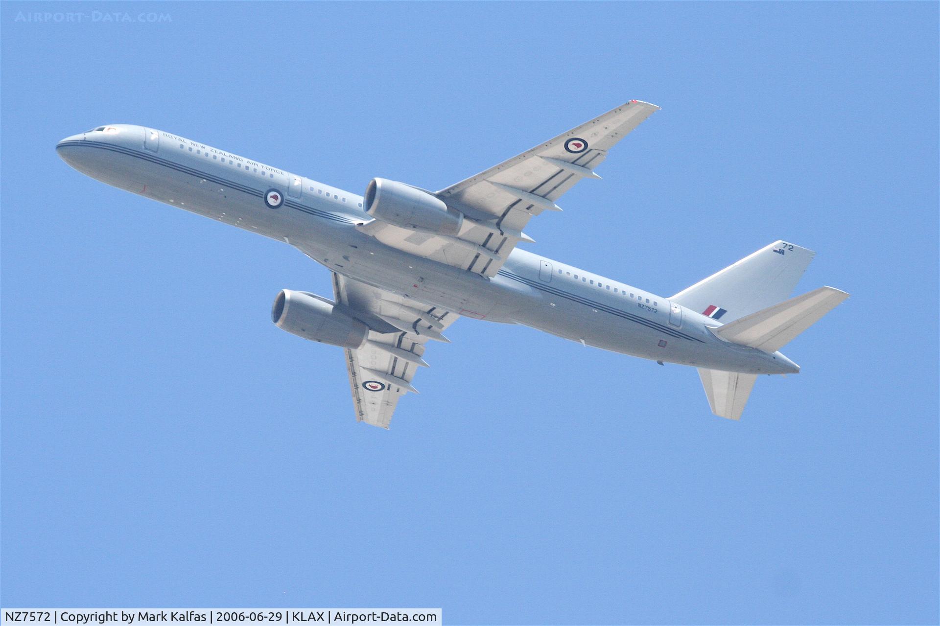 NZ7572, 1993 Boeing 757-2K2 C/N 26634, Royal New Zealand Air Force, Boeing B 757-2K2 departing 25L KLAX.
