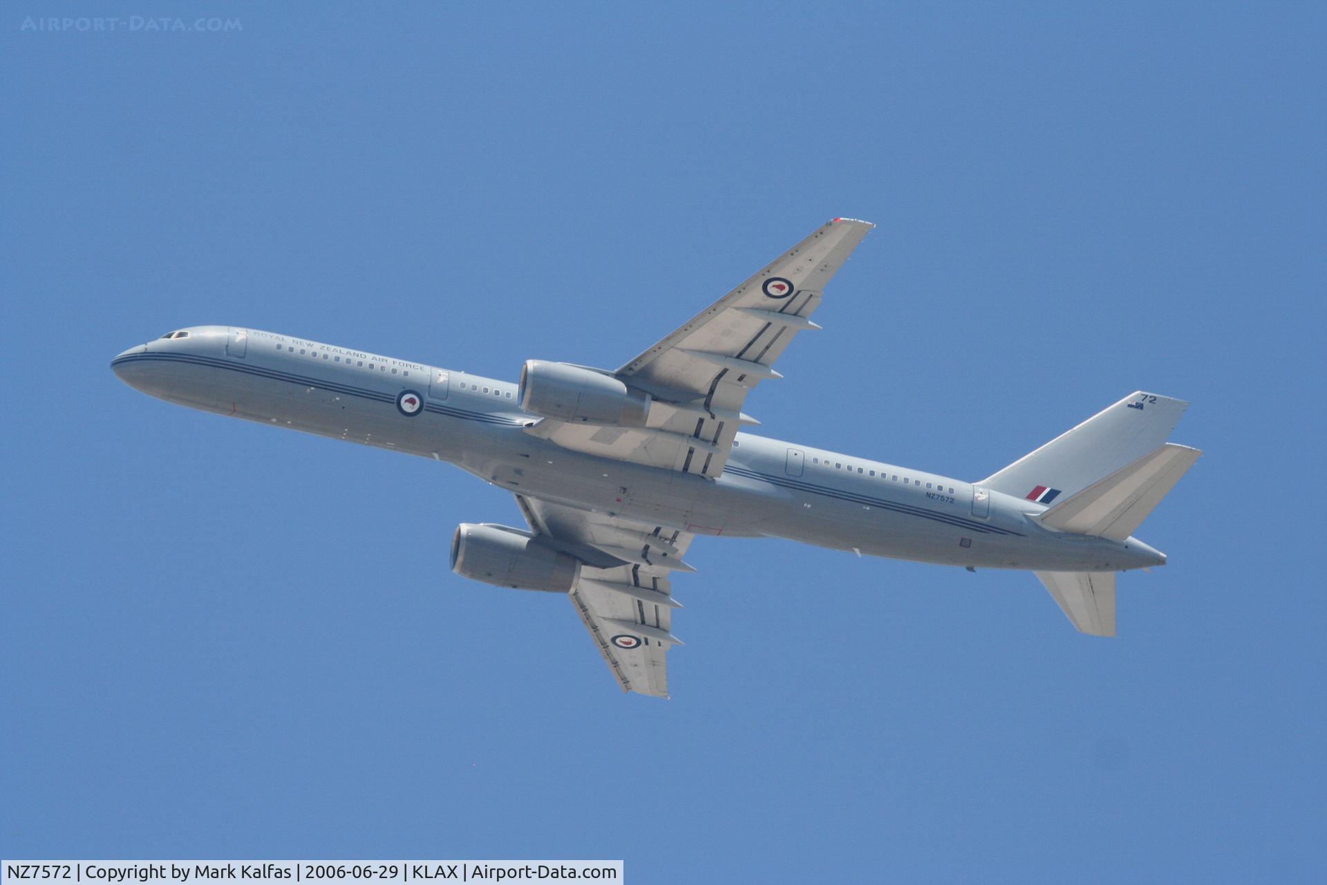NZ7572, 1993 Boeing 757-2K2 C/N 26634, Royal New Zealand Air Force, Boeing B 757-2K2, NZ7572 departing 25L KLAX.