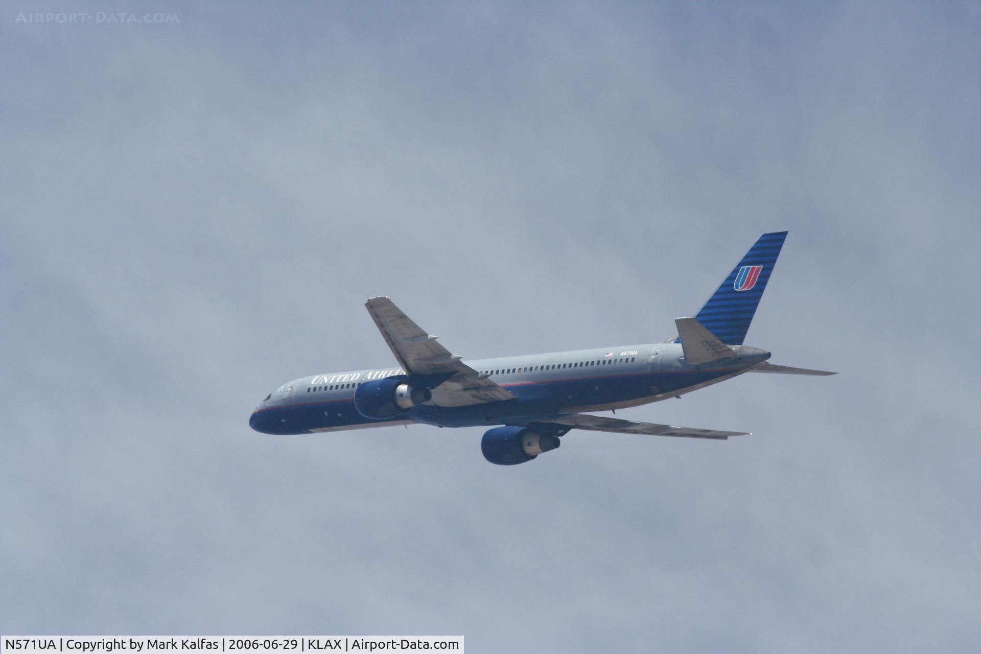 N571UA, 1992 Boeing 757-222 C/N 26681, United Airlines Boeing 757-222, N571UA RWY 25R departure KLAX.