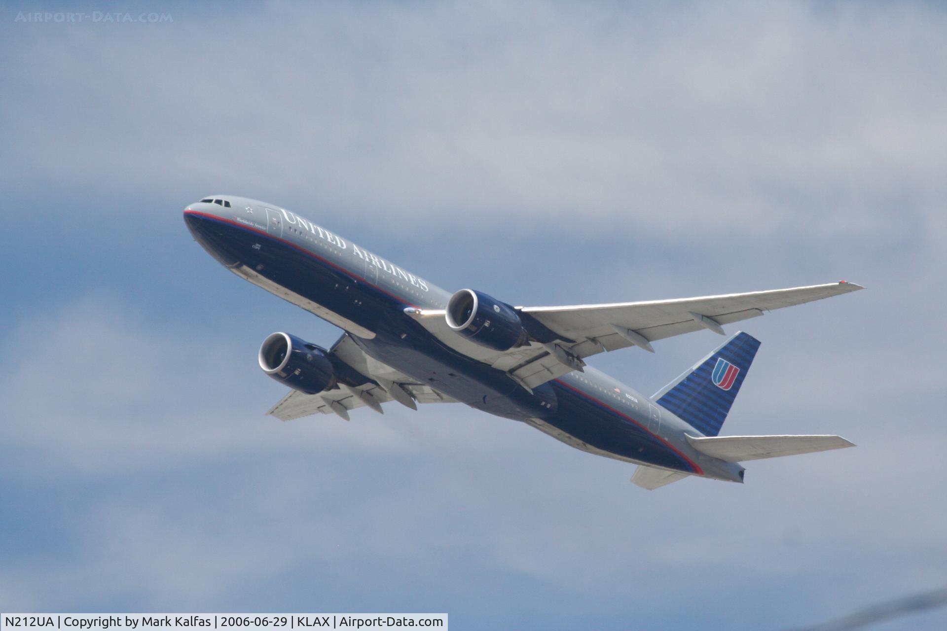 N212UA, 2000 Boeing 777-222 C/N 30218, United Airlines Boeing 777-222, N212UA RWY 25R departure KLAX en-route to KORD.