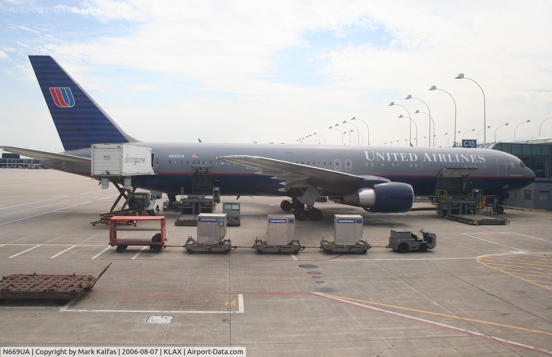 N669UA, 1999 Boeing 767-322 C/N 30025, United Airlines Boeing 767-322, N669UA waiting to load up at C15 KORD for a trip to KLAX.