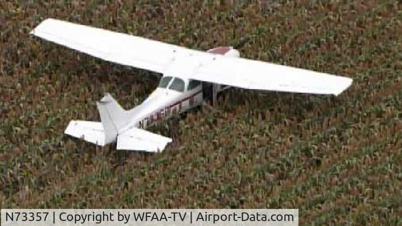 N73357, 1976 Cessna 172M C/N 17267398, Photo from WFAA TV, Dallas. the crew reported engine trouble and then made a sfe landing in a corn field near Midlothian, TX