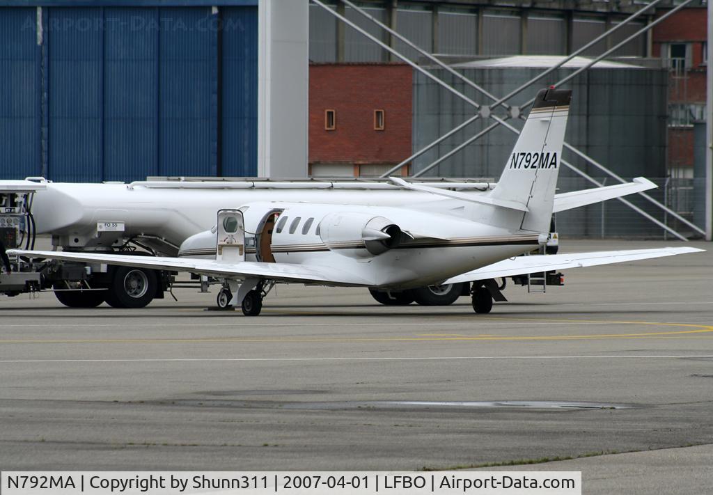 N792MA, Cessna 550 C/N 550-0302, On refuelling...