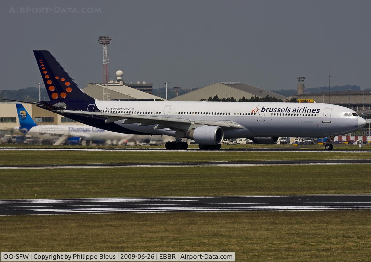 OO-SFW, 1994 Airbus A330-322 C/N 82, Speeding up on rwy 07R for take off.