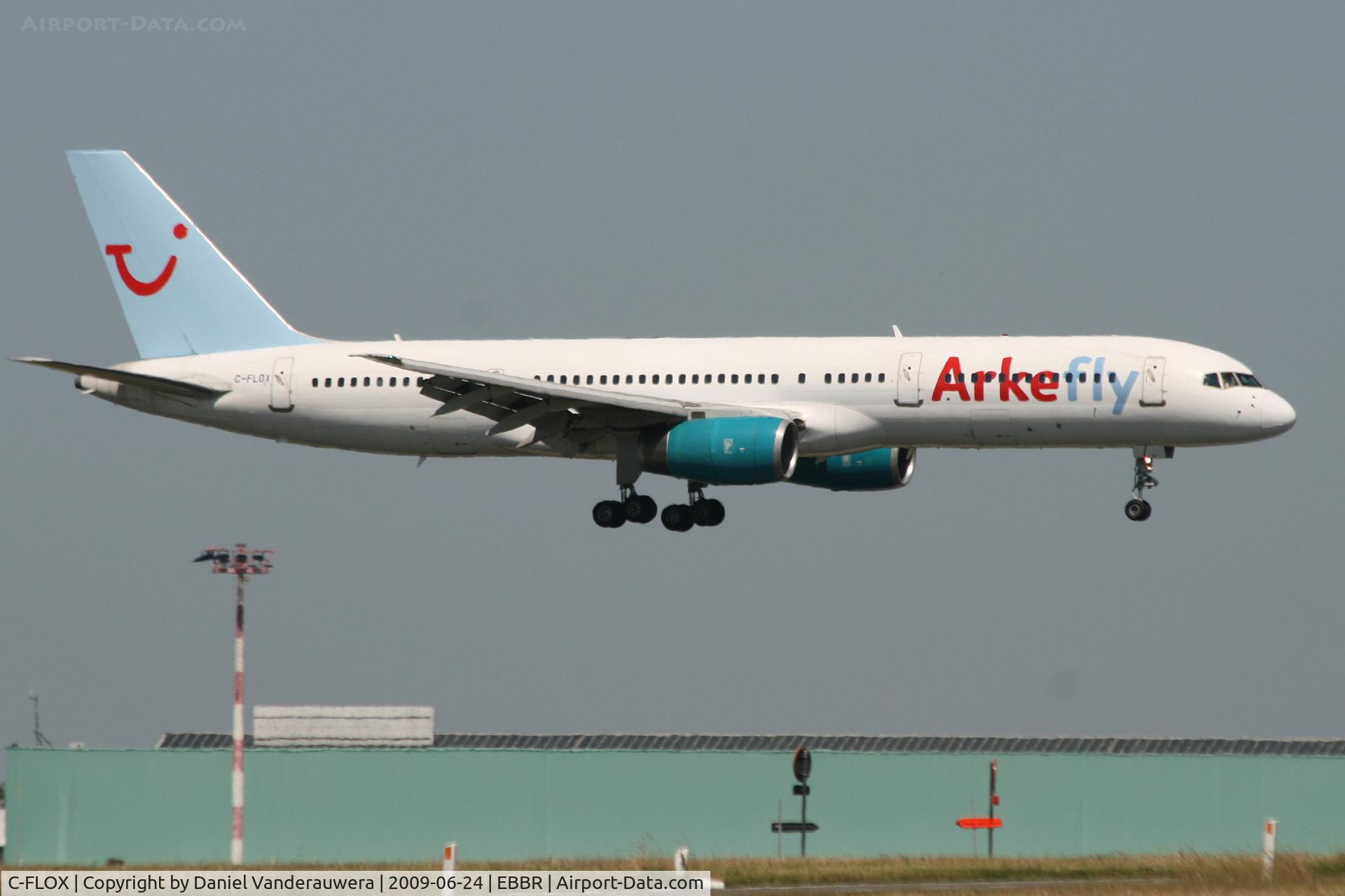 C-FLOX, 1993 Boeing 757-2Y0 C/N 26158, descending to rwy 07L - flying for Jetairfly Belgium