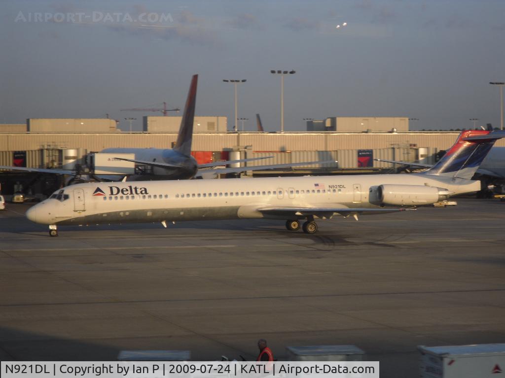 N921DL, 1988 McDonnell Douglas MD-88 C/N 49645, N921DL at ATL
