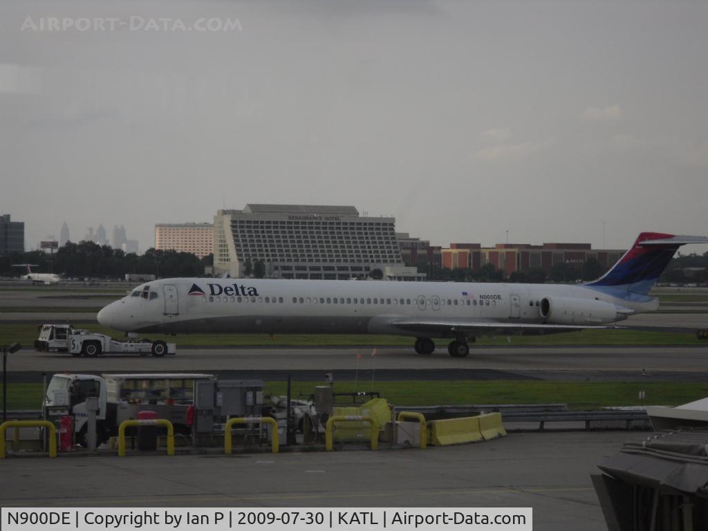 N900DE, 1992 McDonnell Douglas MD-88 C/N 53372, N900DE being towed at ATL