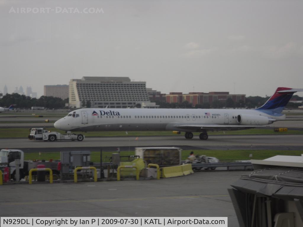 N929DL, 1988 McDonnell Douglas MD-88 C/N 49716, N929DL being towed at ATL