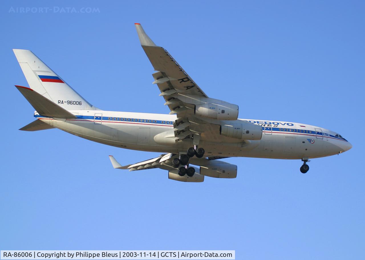 RA-86006, Ilyushin Il-86 C/N 51483200004, Short final rwy 08. That plane flew at that time for Domodedovo airlines. Can't help thinking it has something of an A300 with A340 engines.