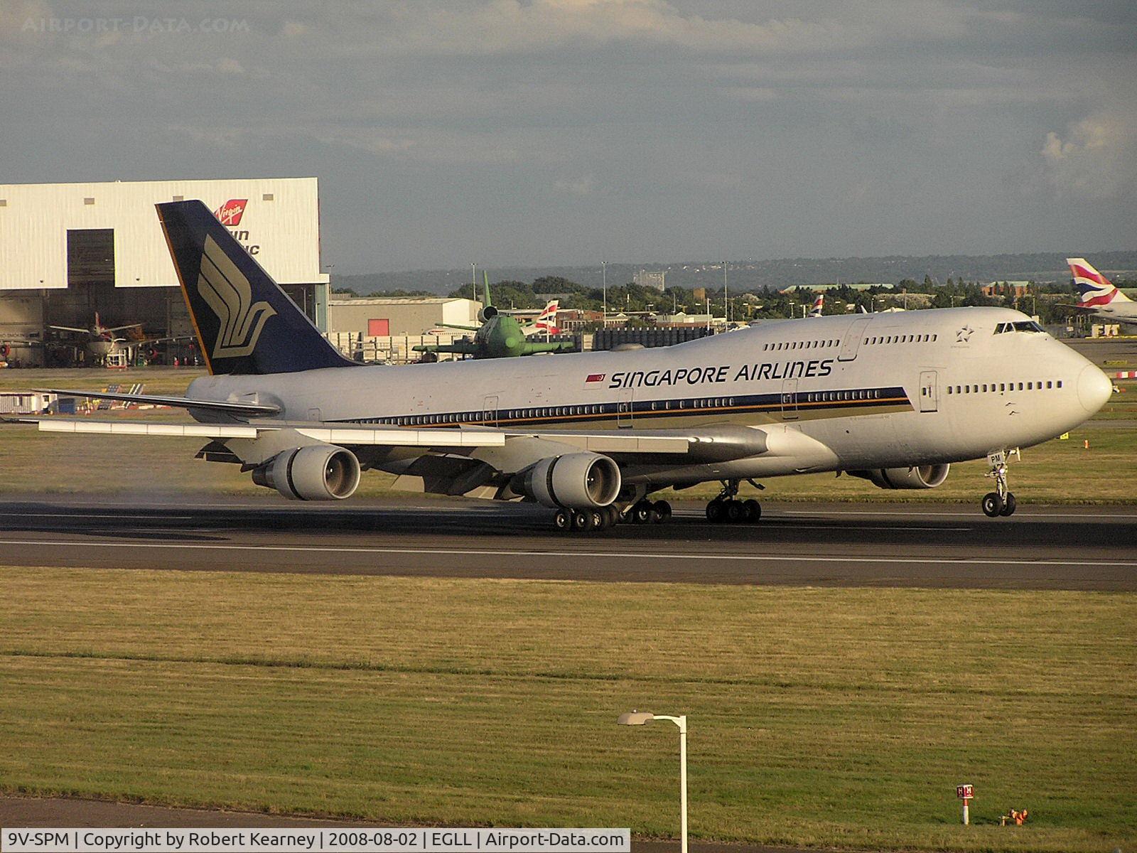 9V-SPM, 2000 Boeing 747-412 C/N 29950, Singapore touching down