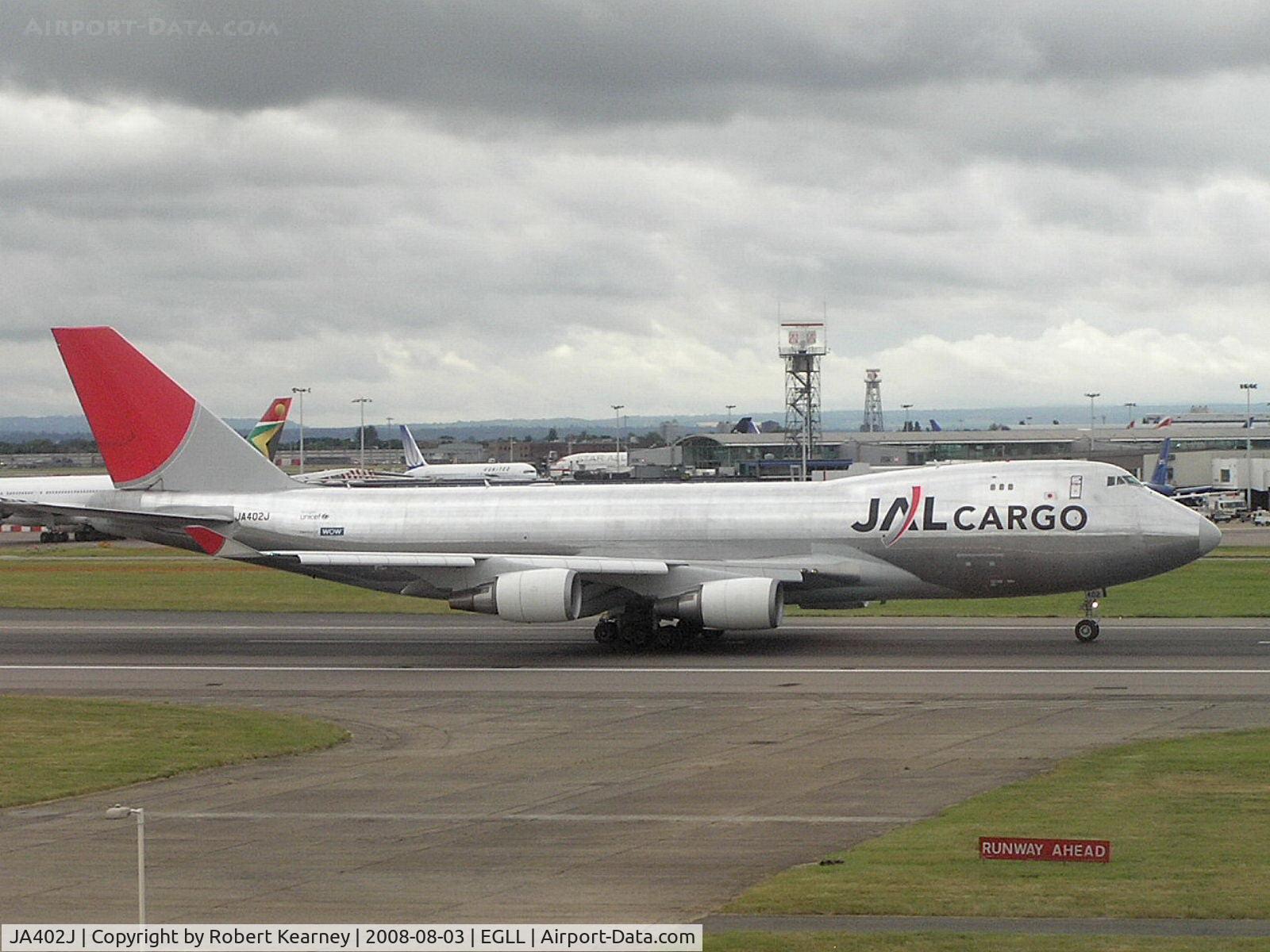JA402J, 2004 Boeing 747-446F C/N 33749, JAL Cargo rolling