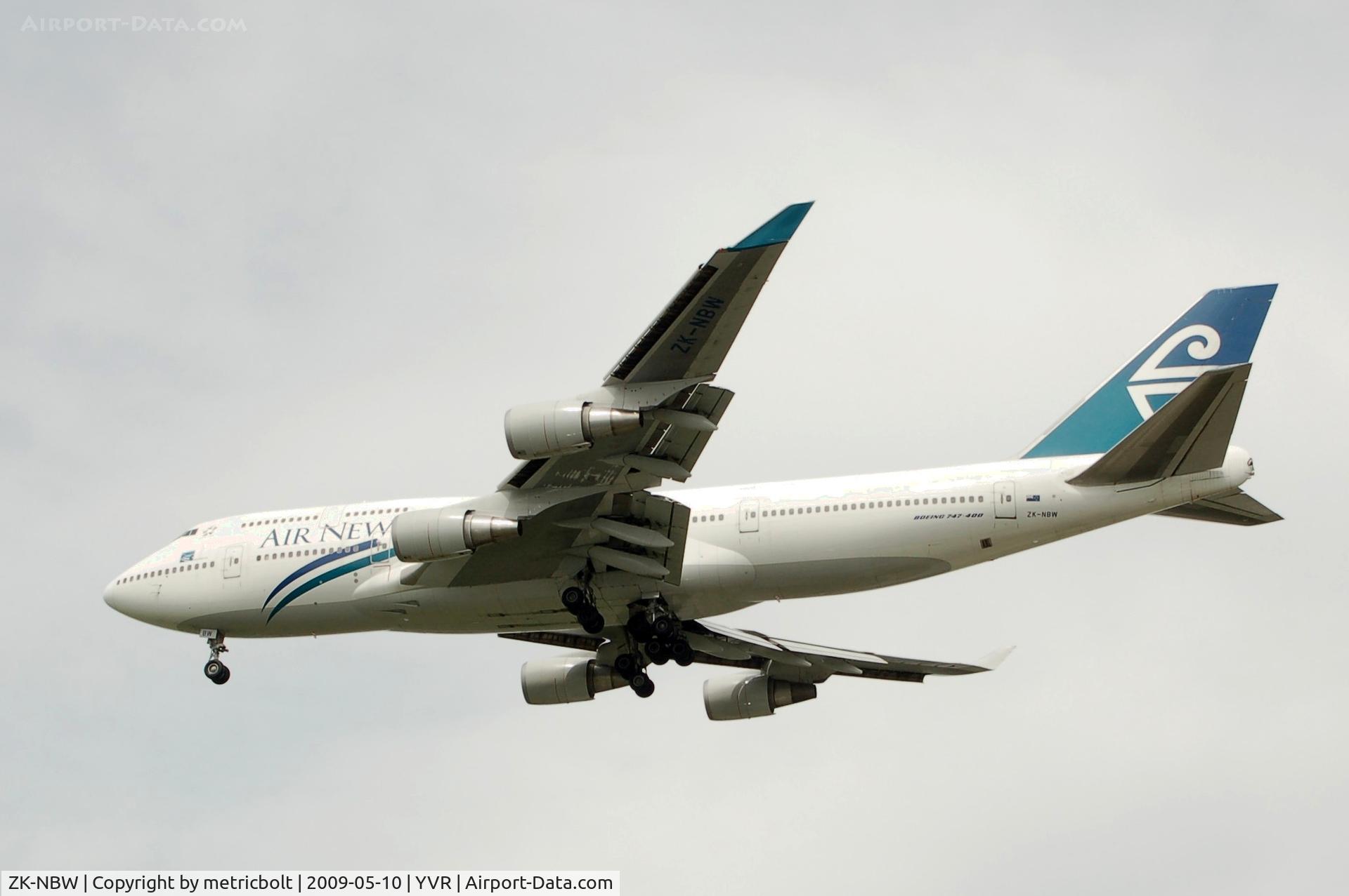 ZK-NBW, 1999 Boeing 747-419BDS(F) C/N 29375, Landing at YVR