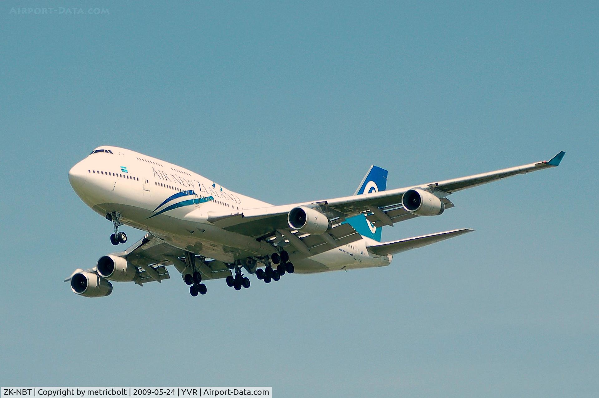 ZK-NBT, 1990 Boeing 747-419 C/N 24855, Landing at YVR