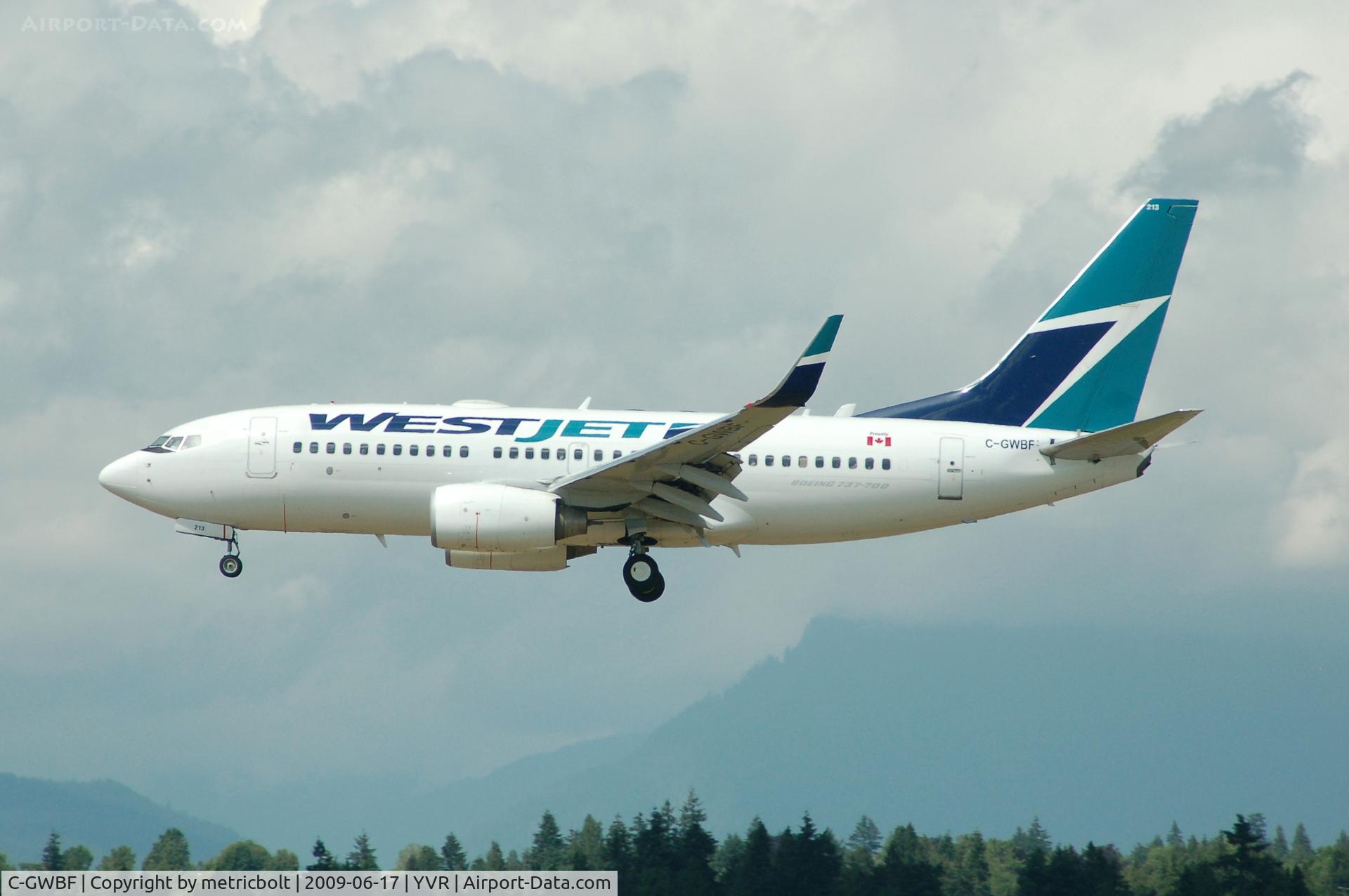 C-GWBF, 2003 Boeing 737-7CT C/N 32757, Landing at YVR