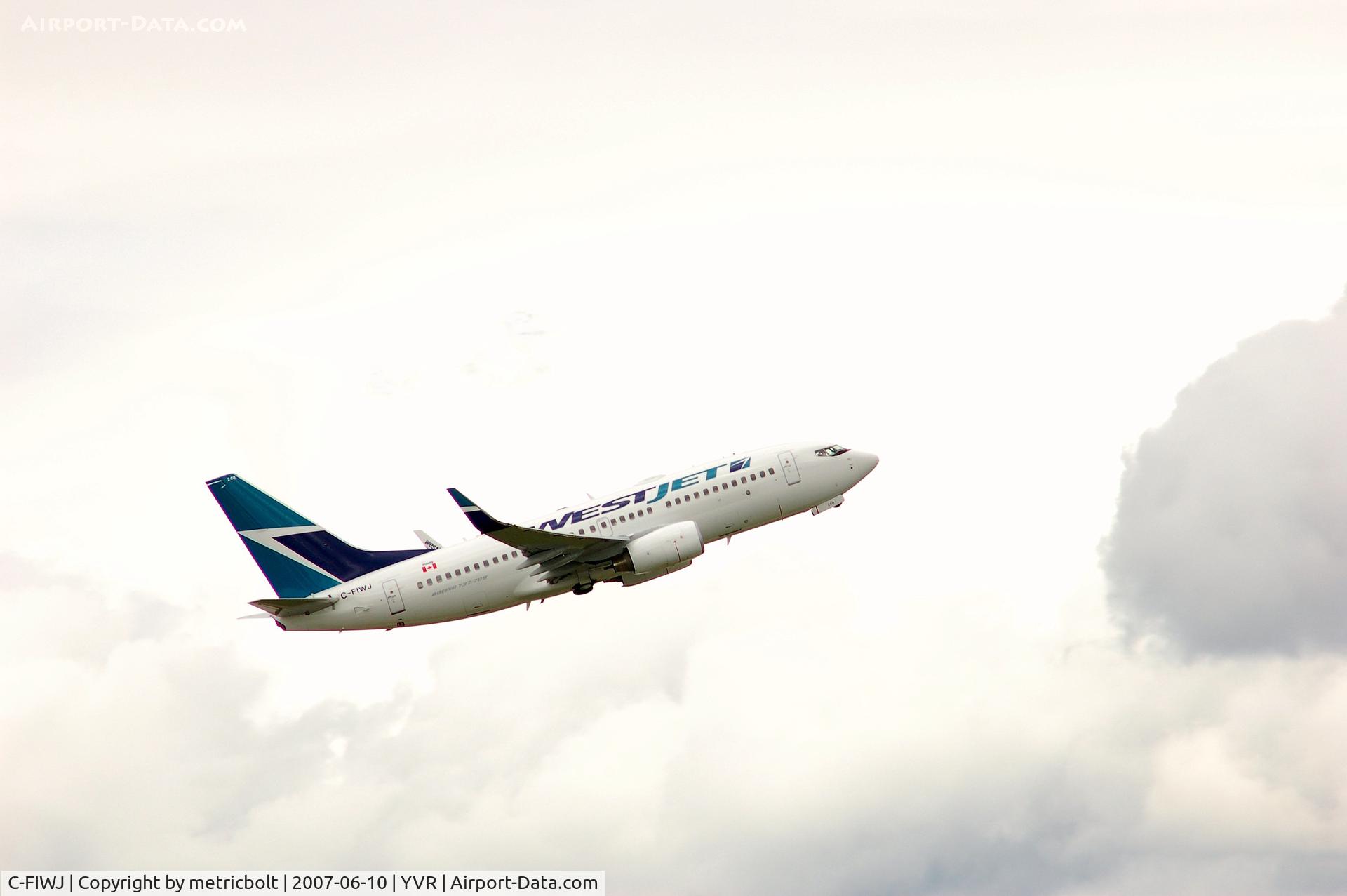 C-FIWJ, 2007 Boeing 737-7CT C/N 30712, takeoff
