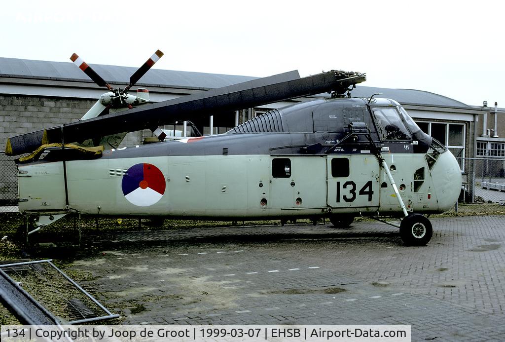 134, Sikorsky UH-34J Seabat C/N 58-1597, In 1999 this helicopter was stored behind some building in preparation of its display in the museum.