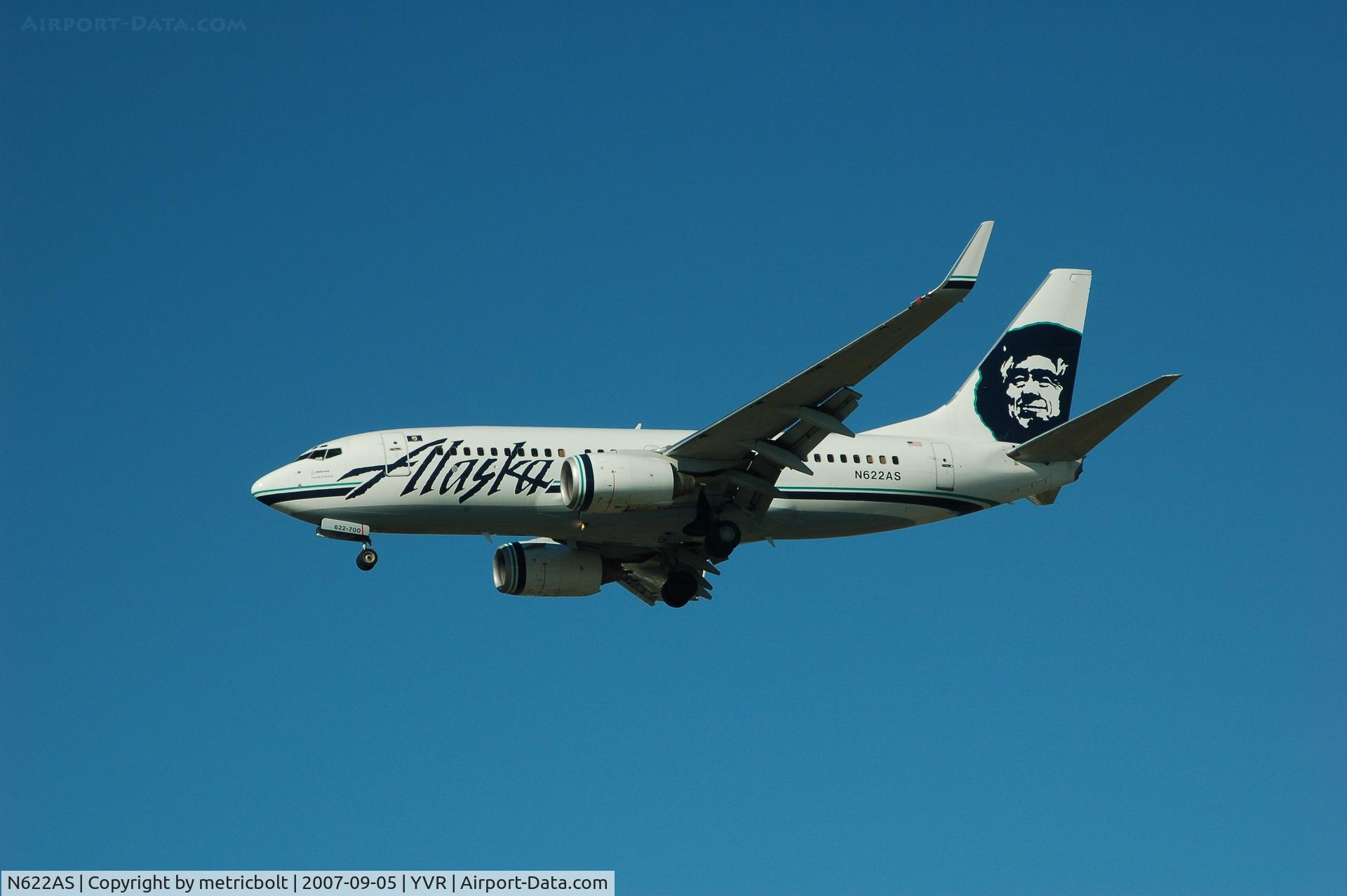 N622AS, 2000 Boeing 737-790 C/N 30165, Landing at YVR