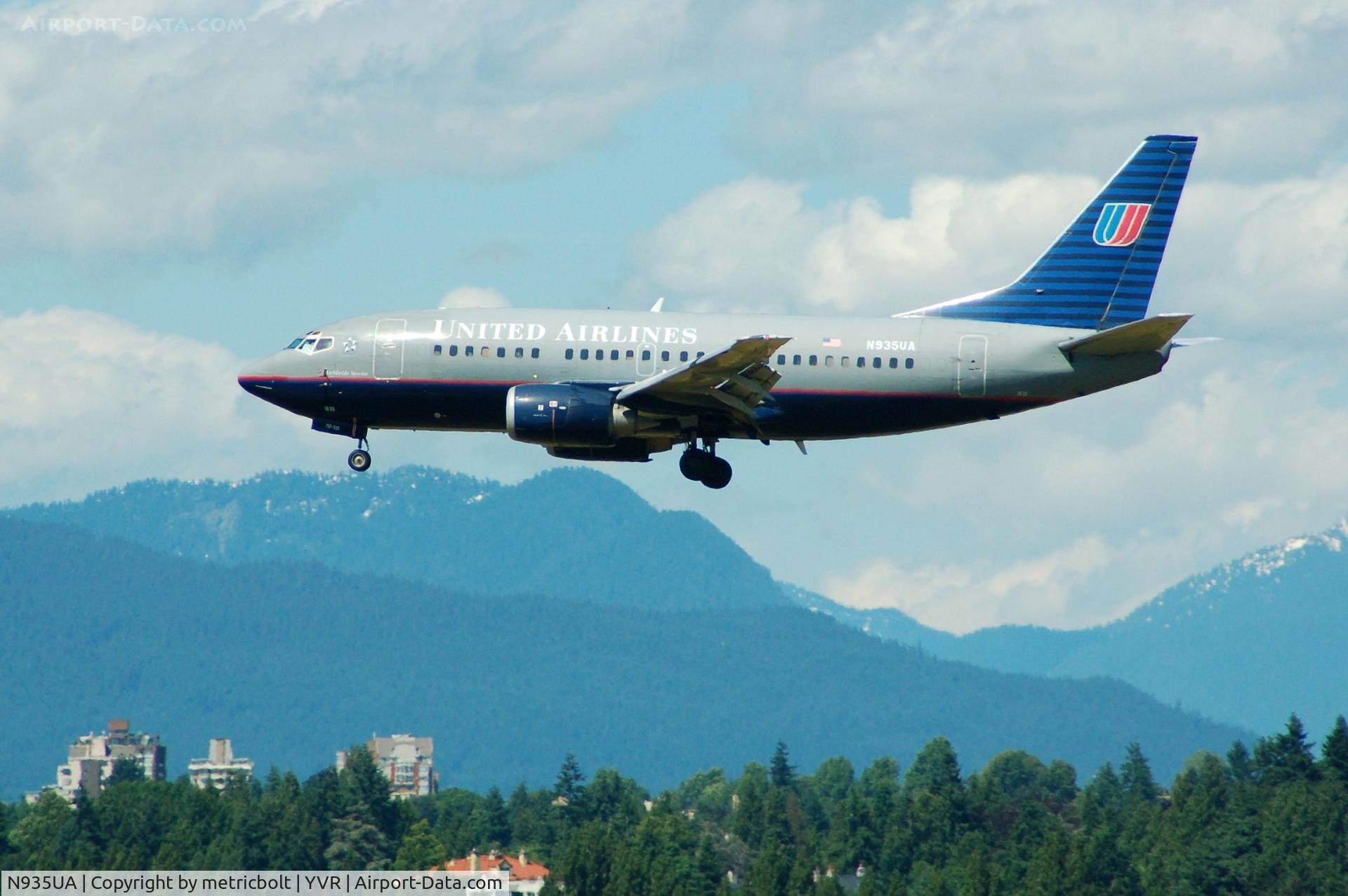 N935UA, 1992 Boeing 737-522 C/N 26663, Landing at YVR