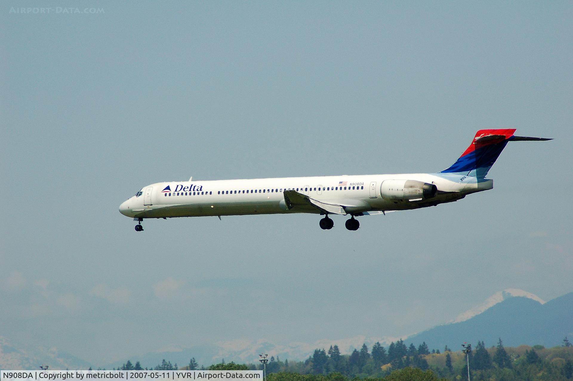 N908DA, 1995 McDonnell Douglas MD-90-30 C/N 53388, Landing at YVR
