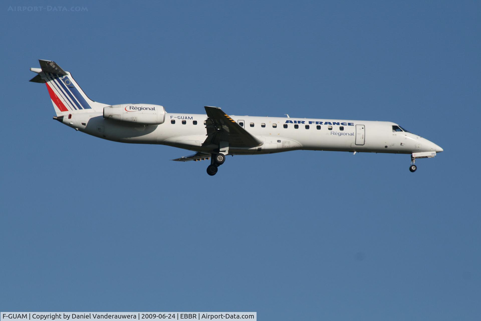 F-GUAM, 2000 Embraer ERJ-145LR (EMB-145LR) C/N 145266, flight AF3200 is descending to rwy 02