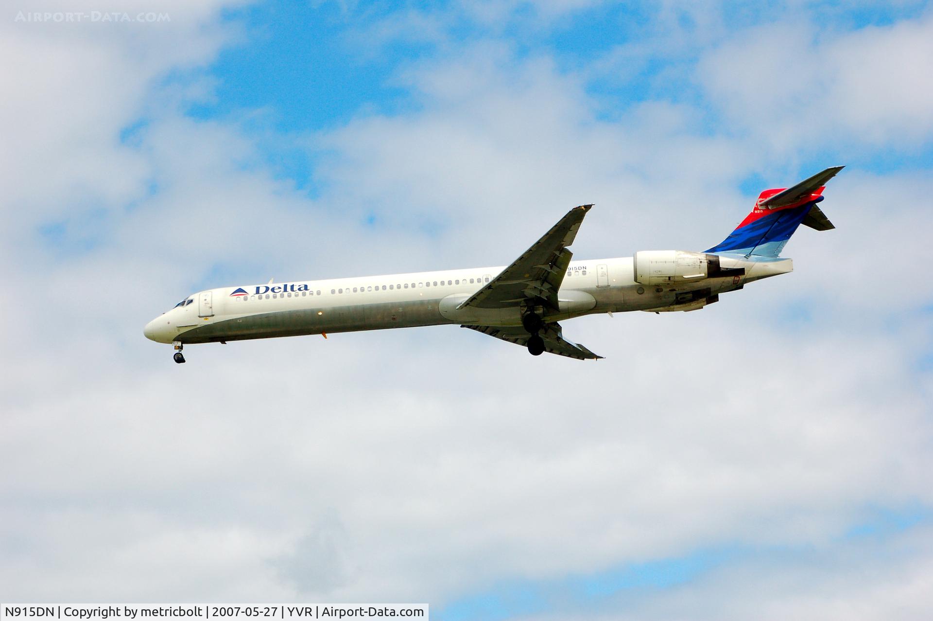 N915DN, 1996 McDonnell Douglas MD-90-30 C/N 53395, Landing at YVR