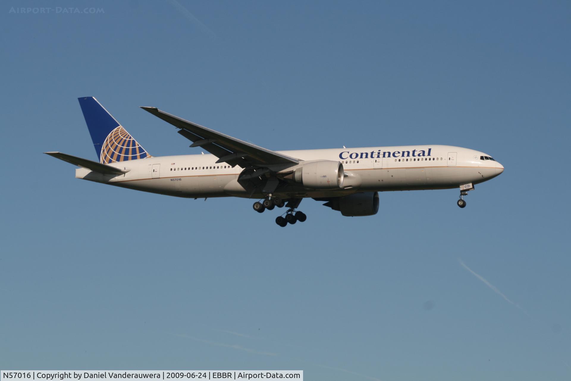 N57016, 2000 Boeing 777-224 C/N 28679, arrival of flight CO060 to rwy 02