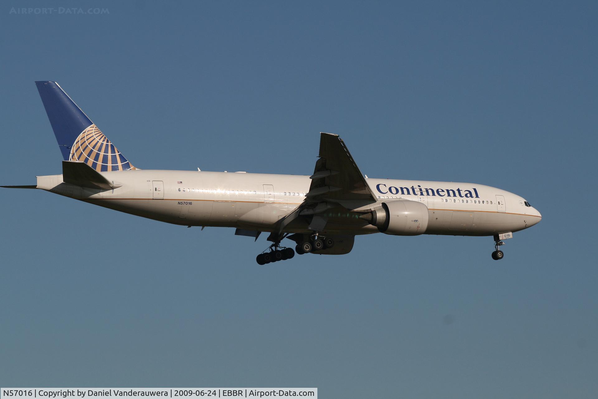 N57016, 2000 Boeing 777-224 C/N 28679, flight CO060 is descending to rwy 02
