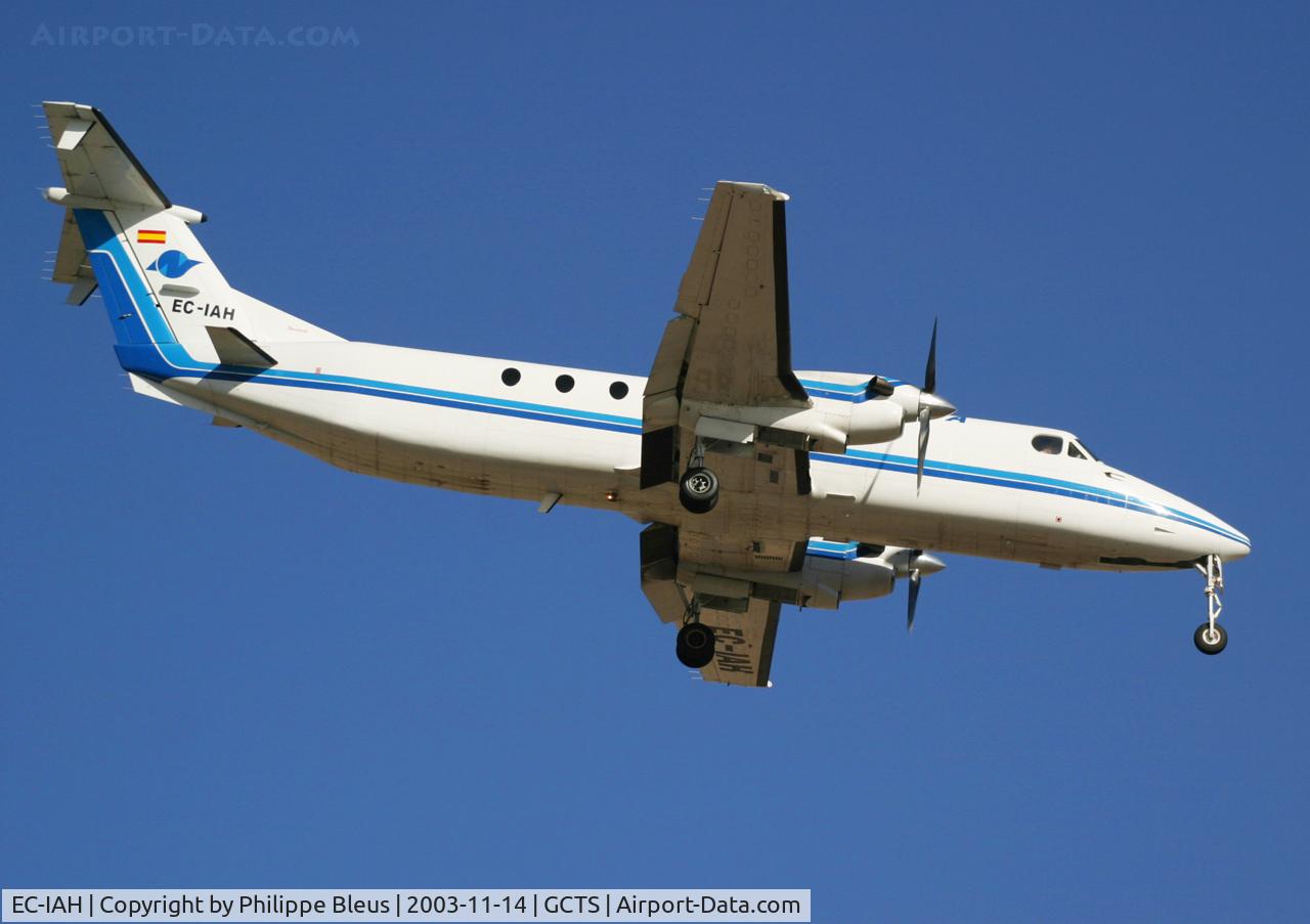 EC-IAH, 1991 Beech 1900C C/N UC-166, Flying for Naysa, short final rwy 08.